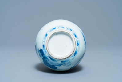 Un vase de forme poireau en porcelaine de Chine en bleu et blanc, Kangxi