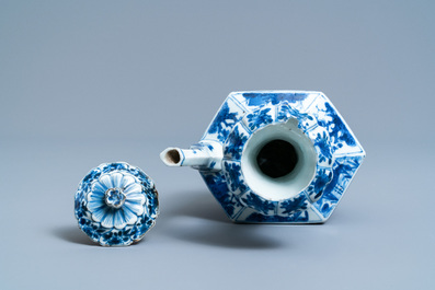 Een zeldzame octagonale Chinese blauw-witte kendi met deksel, Kangxi