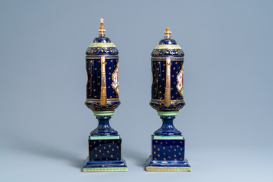 Une paire de vases en porcelaine dans le style de S&egrave;vres, prob. Samson, Paris, 19&egrave;me