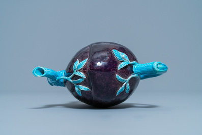 Een Chinese aubergine- en turquoise-geglazuurde perzikvormige cadogan theepot, 18/19e eeuw