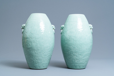 Een paar Chinese monochrome celadon vazen met onderglazuur decor, Qianlong merk, 19e eeuw