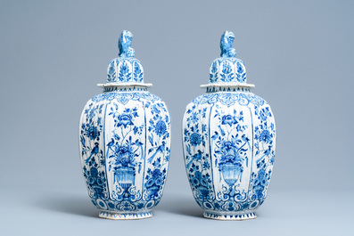 Een paar grote blauw-witte Delftse dekselvazen, 18e eeuw