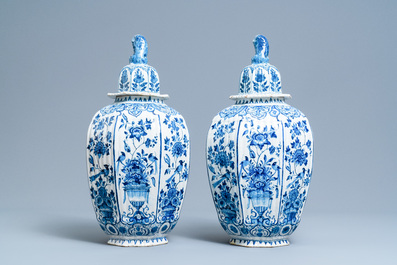 Une paire de grands vases en fa&iuml;ence de Delft en bleu et blanc, 18&egrave;me