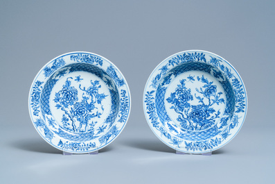 Zes Chinese blauw-witte borden, Yongzheng/Qianlong