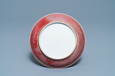 Une assiette en porcelaine de Chine foie de mulet monochrome, marque de Xuande, 19/20&egrave;me