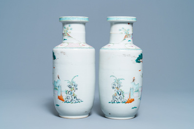 Une paire de vases de forme rouleau en porcelaine de Chine famille rose &agrave; d&eacute;cor d'immortels, 19/20&egrave;me