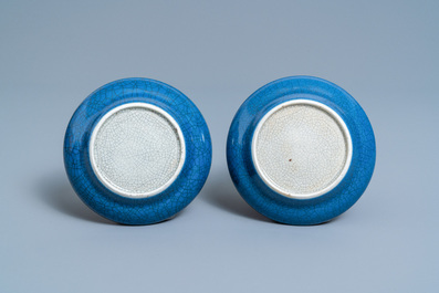 Een paar Chinese monochrome blauwe schotels met craquel&eacute; fond, Jiaqing