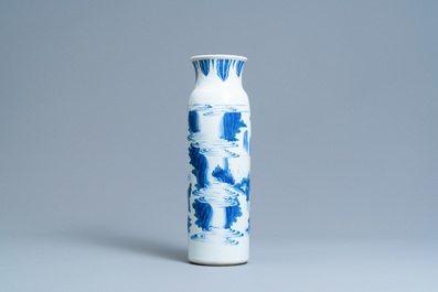 Een Chinese blauw-witte rouleau vaas met figuren in een landschap, Transitie periode