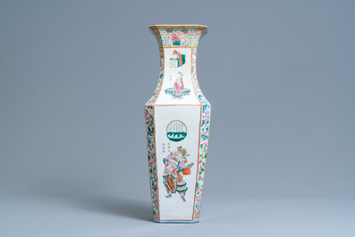 Un vase quadrangulaire en porcelaine de Chine famille rose &agrave; d&eacute;cor 'Wu Shuang Pu', 19&egrave;me