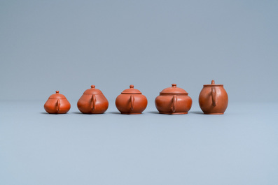Vijf Chinese Yixing steengoed theepotten met deksels, 19e eeuw