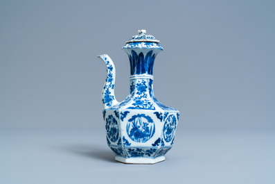 Een zeldzame octagonale Chinese blauw-witte kendi met deksel, Kangxi