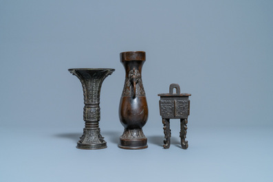 Deux vases archa&iuml;ques et un br&ucirc;le-parfum en bronze, Chine, 18/19&egrave;me