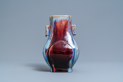 Un vase de forme 'hu' en porcelaine de Chine &agrave; &eacute;mail flamb&eacute;, marque de Qianlong, 19/20&egrave;me
