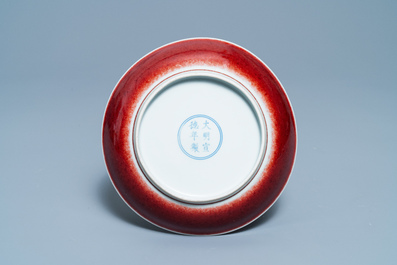Een Chinees monochroom koperrood bord, Xuande merk, 19/20e eeuw