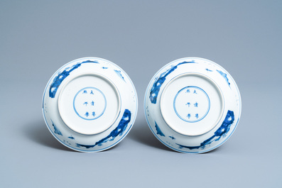 Een paar Chinese blauw-witte borden, Kangxi merk en periode
