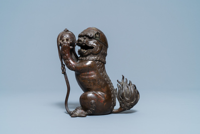 Un br&ucirc;le-parfum en bronze laqu&eacute; en forme de lion bouddhiste, Chine, Ming