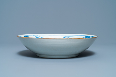 Un plat en porcelaine de Chine en bleu et blanc &agrave; d&eacute;cor d'immortels, marque Yu Tang Jia Qi, Shunzhi