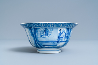 Un bol de type klapmuts en porcelaine de Chine en bleu et blanc &agrave; d&eacute;cor de sc&egrave;nes du 'Xi Xiang Ji', marque et &eacute;poque de Kangxi