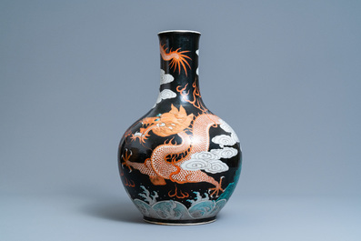 Un vase de forme bouteille en porcelaine de Chine famille noire &agrave; d&eacute;cor de dragons, 19&egrave;me