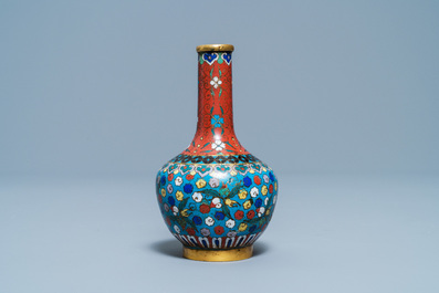 Een Chinees flesvormig cloisonn&eacute; vaasje, 18/19e eeuw
