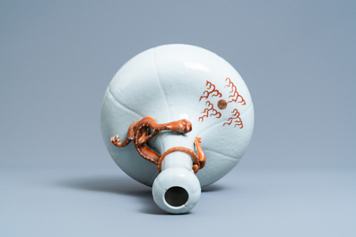 Een Chinese knoflookhalsvaas met een opgelegde draak, 19e eeuw