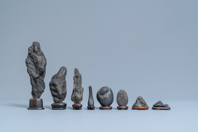 Huit pierres de lettr&eacute;s sur socles en bois, Chine, 19/20&egrave;me