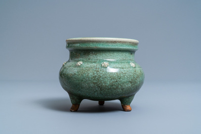 Een Chinese monochrome celadon en craquel&eacute; driepotige wierookbrander, Ming