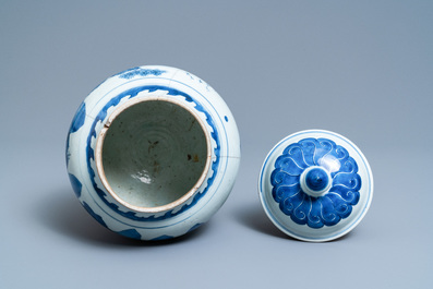 Un pot couvert en porcelaine de Chine en bleu et blanc &agrave; d&eacute;cor d'un paysage, &eacute;poque Transition