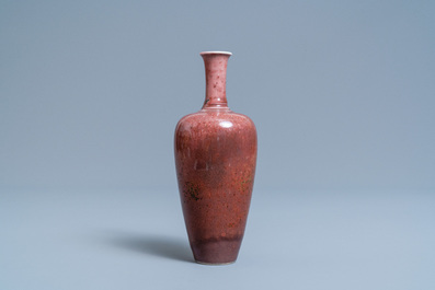 Un vase en porcelaine de Chine fleur de p&ecirc;che, marque de Kangxi, R&eacute;publique