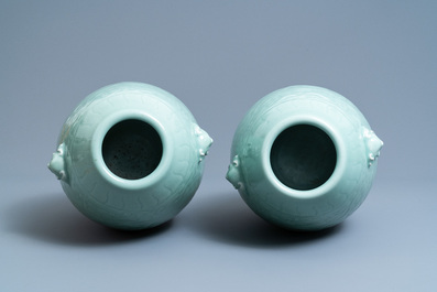 Een paar Chinese monochrome celadon vazen met onderglazuur decor, Qianlong merk, 19e eeuw