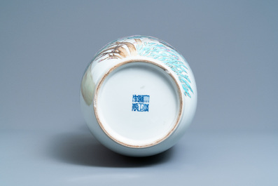 Un vase en porcelaine de Chine famille rose, marque de Qianlong, R&eacute;publique