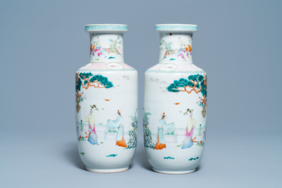 Une paire de vases de forme rouleau en porcelaine de Chine famille rose &agrave; d&eacute;cor d'immortels, 19/20&egrave;me