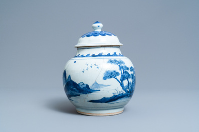 Un pot couvert en porcelaine de Chine en bleu et blanc &agrave; d&eacute;cor d'un paysage, &eacute;poque Transition