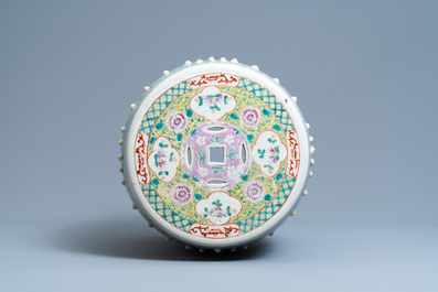 Un tabouret en porcelaine de Chine famille rose, 19&egrave;me