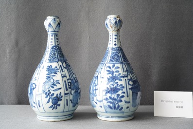 Een paar Chinese blauw-witte flesvormige knoflookhalsvazen, Wanli