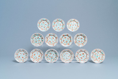 Onze tasses et treize soucoupes en porcelaine de Chine famille verte, Kangxi