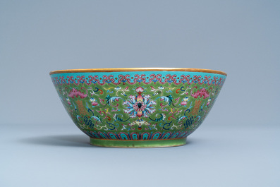 Un bol en porcelaine de Chine famille rose &agrave; fond vert, marque et &eacute;poque de Daoguang