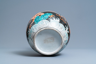 Un vase de forme bouteille en porcelaine de Chine famille noire &agrave; d&eacute;cor de dragons, 19&egrave;me