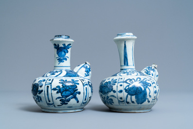 Twee Chinese blauw-witte kendi, Wanli