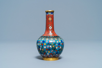 Een Chinees flesvormig cloisonn&eacute; vaasje, 18/19e eeuw