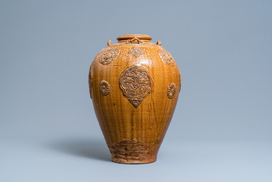 Une jarre de type martaban en gr&egrave;s &eacute;maill&eacute; brun &agrave; d&eacute;cor floral appliqu&eacute;, Qing