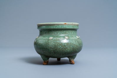 Een Chinese monochrome celadon en craquel&eacute; driepotige wierookbrander, Ming
