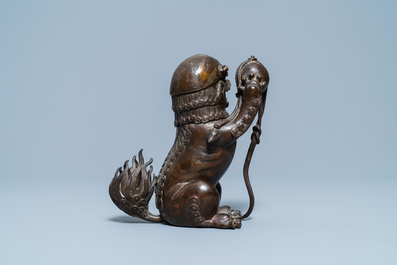 Un br&ucirc;le-parfum en bronze laqu&eacute; en forme de lion bouddhiste, Chine, Ming