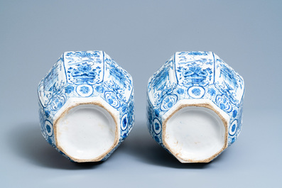 Une paire de grands vases en fa&iuml;ence de Delft en bleu et blanc, 18&egrave;me
