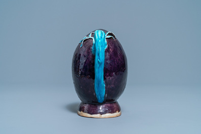 Une th&eacute;i&egrave;re 'cadogan' en forme de p&ecirc;che en porcelaine de Chine &eacute;maill&eacute;e aubergine et turquoise, 18/19&egrave;me