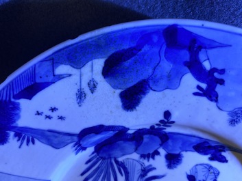 Drie Chinese blauw-witte borden met Lange Lijzen, Kangxi/Yongzheng