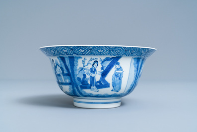 Un bol de type klapmuts en porcelaine de Chine en bleu et blanc &agrave; d&eacute;cor de sc&egrave;nes du 'Xi Xiang Ji', marque et &eacute;poque de Kangxi