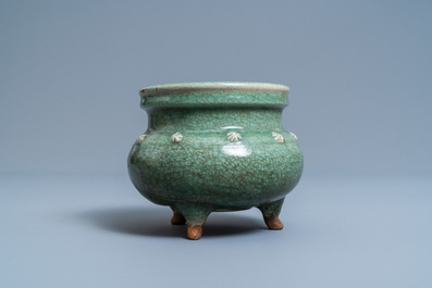 Een Chinese monochrome celadon en craquel&eacute; driepotige wierookbrander, Ming