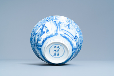 Un bol de type klapmuts en porcelaine de Chine en bleu et blanc &agrave; d&eacute;cor de sc&egrave;nes du 'Xi Xiang Ji', marque et &eacute;poque de Kangxi