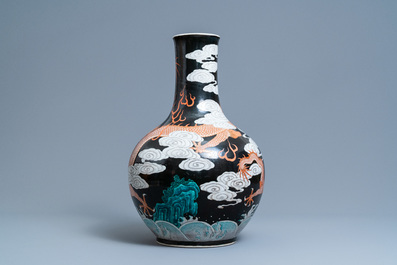 Un vase de forme bouteille en porcelaine de Chine famille noire &agrave; d&eacute;cor de dragons, 19&egrave;me